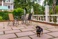 StayVista at The Emily Chalet 7 BR House in Nainital with Bonfire, BBQ - Chambres d'hôtes Naini Tāl