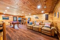 NEW Large Yard - Theatre - BBQ - Firepit - HotTub - B&B Sevierville