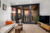 Skyline 2BR Sunset Retreat Balcony Bar & Views - Chambres d’hôtes Melbourne