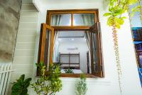 Habitación con cama grande y vistas al jardín