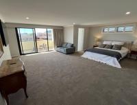 Luxury Suite with Sea View and Bath