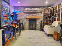 Private Bedroom Suite w Hot Tub and Arcade - Chambres d'hôtes Snohomish