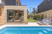 Barwon Heads Pool Retreat Brand New with Heated Pool 5 bedroom 3bath Lift Sleeps 10 Aircon Heating Fireplace Garage - B&B Barwon Heads