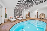 Stay & Sway at this Luxe Modern Retreat with Indoor Pool, Hot Tub, Putting Greens & Fire Pit - Chambres d'hôtes Sevierville