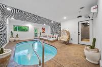 Stay & Sway at this Luxe Modern Retreat with Indoor Pool, Hot Tub, Putting Greens & Fire Pit - Chambres d'hôtes Sevierville