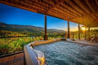 Mountain Melody – Luxe 4-Bedroom Retreat - VIEWS, 2 Hot Tubs, Chefs Kitchen, Game Room - Ferienwohnung Gatlinburg