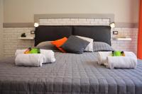 Habitación con cama extragrande y balcón