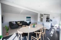 3BR Modern Penthouse Apartment in the Heart of Torshavn - Chambres d'hôtes Tórshavn