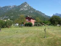 Attic loft with park in the shadow of the Dolomites - Ferienwohnung Mis