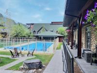 Marvellous Poolside Chalet - Pool & Hot Tub - Pets - Bed and Breakfast Canmore