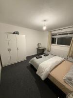 Modern Comfort Near Gatwick, Three Bridges & M23! - B&B Copthorne