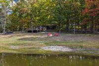 Cottage Inn The Woods -- Pond, Pet Friendly, Grill, Wifi, Fire Pit, Deck, Screen Porch, Fireplace, Private - Chambres d'hôtes Berkeley Springs