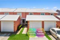 ! Top Location ! Large Family Beach House featuring Backyard Pool, 5 Min Walk to Miramar Beach, Yard & Patio, Pets Welcome, Fast WiFi - B&B Destin