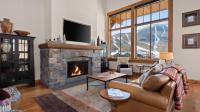 STOWE GLOBE 4 BEDROOM LUXURY CABIN SKI IN SKI OUT By Stowe Mountain Rentals - B&B Stowe