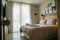 Habitación con cama grande y vistas al jardín