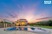 StayVista at Vacanza Villa - Pool, Lawn & Theatre - B&B Jaipur