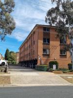 Modern Crestwood Retreat - 2BR Near Canberra City - B&B Queanbeyan