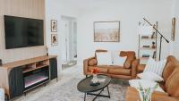 Modern 4BR Retreat - Sauna, Arcade & Fire Pit - Bed and Breakfast Minneapolis