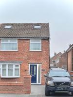Ideal 4-bed home sleeps 7 - Nr Trafford Ctr & M60 - B&B Irlam