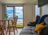 Chalet Studio #6 Waterfront with Spa, Fireplace & Wifi - B&B Cap-Saint-Ignace