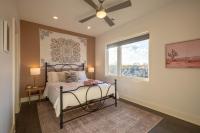 Sparkly Boots and Pink Floors Great Location - B&B Nashville