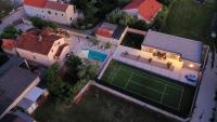 Villa Tina with Swimming Pool, Tennis court, Games room, Sauna, Gym, BBQ - Chambres d'hôtes Poličnik