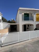 Luxury Beach Villa 2 min Walk to Sea & Airport - Chambres d’hôtes Meneou
