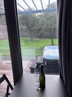 Glamping Pod with a Hot Tub in Orchard - B&B Milford Haven