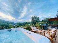 Cozy Cabin Near Yosemite & Bass lake, Breathtaking Views & Private Hot Tub, BBQ, Nature Getaway - Chambres d'hôtes Oakhurst