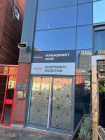 Nexus - Top Floor City Views, Balcony & Parking - Bed and Breakfast Birmingham