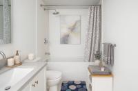 Elegant 3-Bedroom City Home Minutes to SkyTrain and International Village - B&B Vancouver