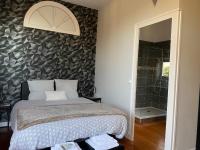 Habitación con cama grande y vistas al jardín