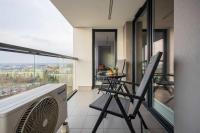 Cozy Apartment for 8 People with Air Conditioning and 2 Parking Spaces by Noclegi Renters - Chambres d'hôtes Varsovie