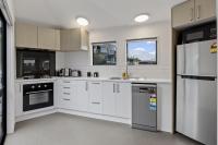Central 2 bed Apt - views pool walk to town - Ferienwohnung Queenstown