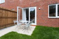 Runcorn Spacious Modern 3 bedroom House, 4 beds, On site Parking, Long stay deals - Chambres d’hôtes Runcorn