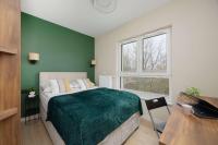 Green Apartment in Warsaw with Parking, Bathtub and Desk for Remote Work by Noclegi Renters - Ferienwohnung Warschau