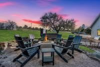 Meadows Farmhouse & Cottage - Hot Tub & Fire Pit - Bed and Breakfast Fredericksburg
