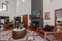 Meadows Farmhouse & Cottage - Hot Tub & Fire Pit - Chambres d’hôtes Fredericksburg