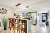 The Gator Escape -Poolside Condo walk to Tiki Bar - B&B Clewiston