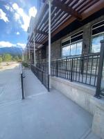 Stylish 2BR Golden Getaway with BBQ and Stunning Views - Bed and Breakfast Golden