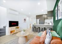 Brand New, King-Bed, Central City -By KOSH - B&B Hamilton