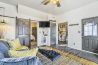 Station 130! Cozy Downtown Home w Fire Pit - Bed and Breakfast Colorado Springs