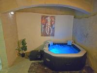 Traditional Maltese 2-Bedroom Home with Private Hot Tub - Steps Away from Valletta - B&B Floriana