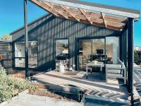 Kowhai Cabin - Serene Scandi Escape in Hokitika - B&B Hokitika