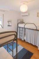 Cama en habitación femenina compartida de 4 camas