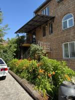 Guests house Qotukner - B&B Karbi