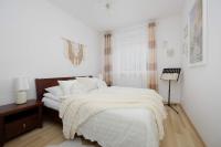 Cosy One-Bedroom Apartment with Parking & Balcony by Noclegi Renters - B&B Warsaw