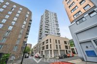 Stylish 2BR Apartment in Battersea with Stunning 13th-Floor Views - Chambres d’hôtes Londres