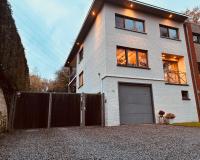 Ruime suite met privé ingang en badkamer - Ferienwohnung Genk