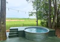 Sunrise, Mountain & Farm View - Heated Tub or Pool - B&B Mentone